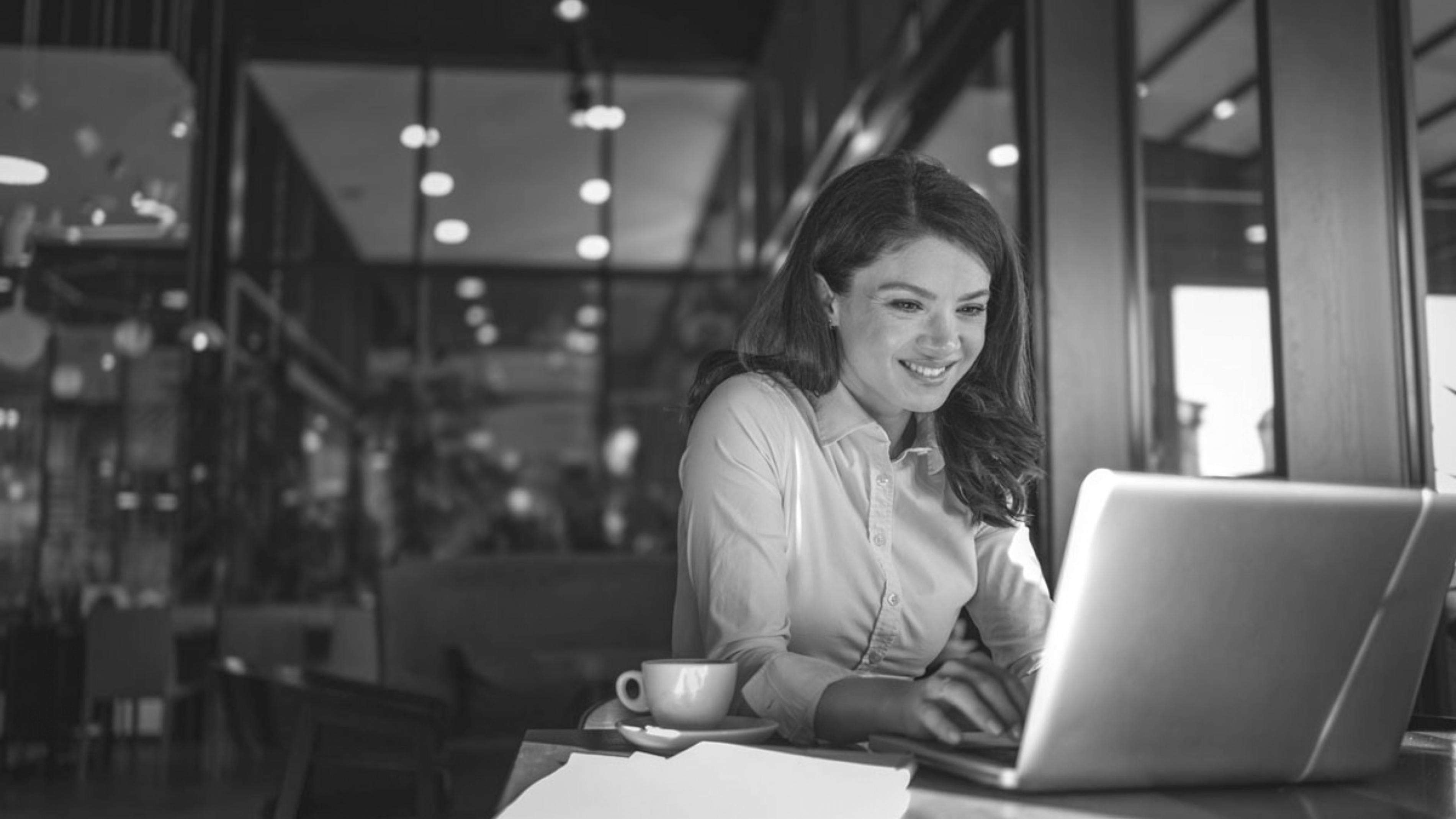 ウェビナーで使用される実践的な広告分析ツールの画面